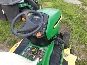 Газонокосилка John Deere x300 foto 3