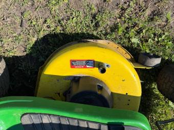 Газонокосарка John Deere E100 foto 2