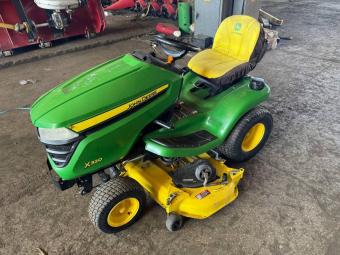 Газонокосарка John Deere X 320.