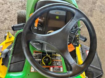 Газонокосарка John Deere X 320. foto 11