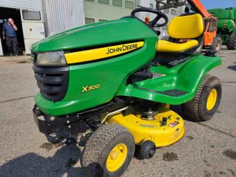 Газонокосарка John Deere X300 foto 3