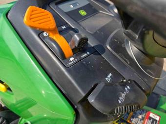 Газонокосарка John Deere X300 foto 11