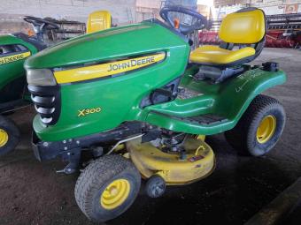 Газонокосарка John Deere X300