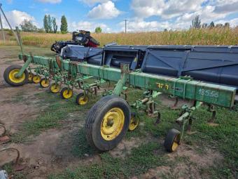 Просапний культиватор John Deere RM