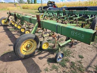 Просапний культиватор John Deere RM